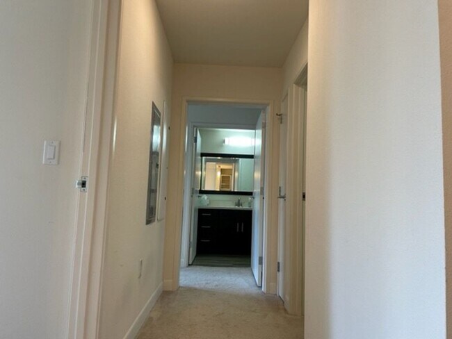 Building Photo - Kakaako 2-bedroom!
