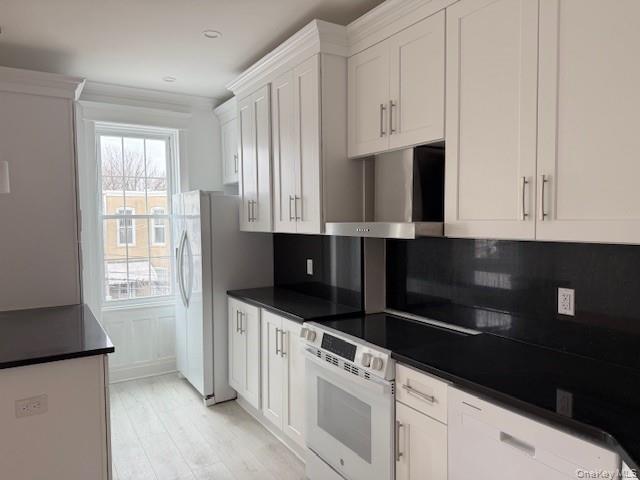 Building Photo - 61-33 Palmetto St