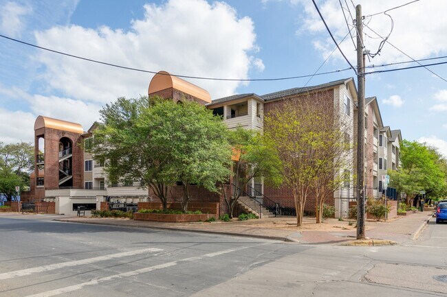 Foto del edificio - UT PRE LEASE: 3 bed/ 2 bath, West campus 1 Block to UT, 2 reserved parking spaces