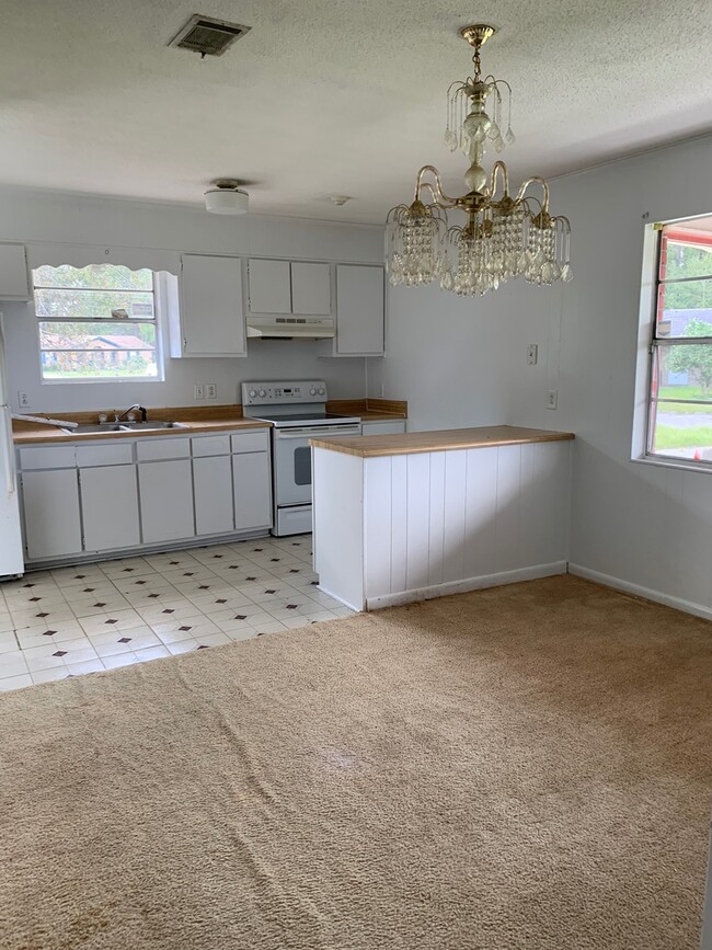 Building Photo - Your Dream Home Awaits in a Charming 3-Bed...