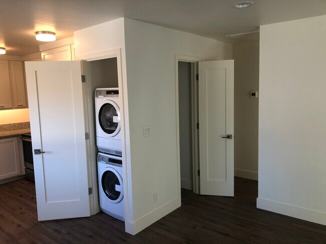 In Unit Washer & Dryer - 318 Elwood St