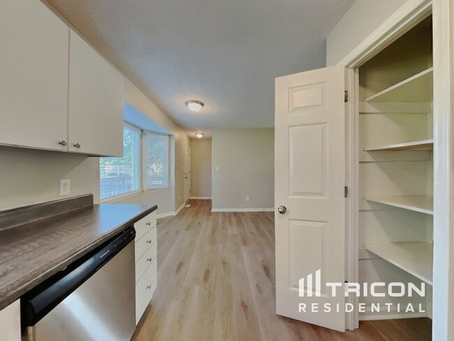 Building Photo - 1004 Spruce Dr