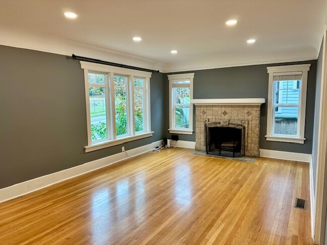Building Photo - Remodeled 4 Bedroom Ravenna Home