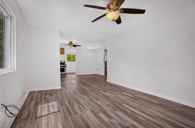 Building Photo - 6 Hemlock St