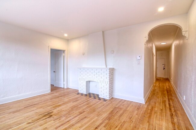 Photo du bâtiment - 4890 Queen Mary Road