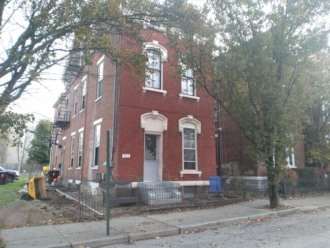 Building Photo - 904 Main St