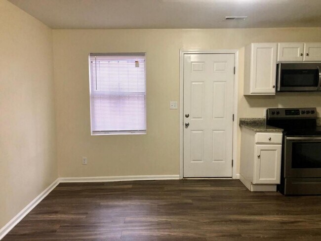 Building Photo - 5 Sidbrook, Unit B