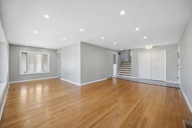 Foto del edificio - 6941 N Dowagiac Ave