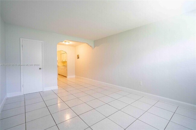 Foto del edificio - 7829 Carlyle Ave