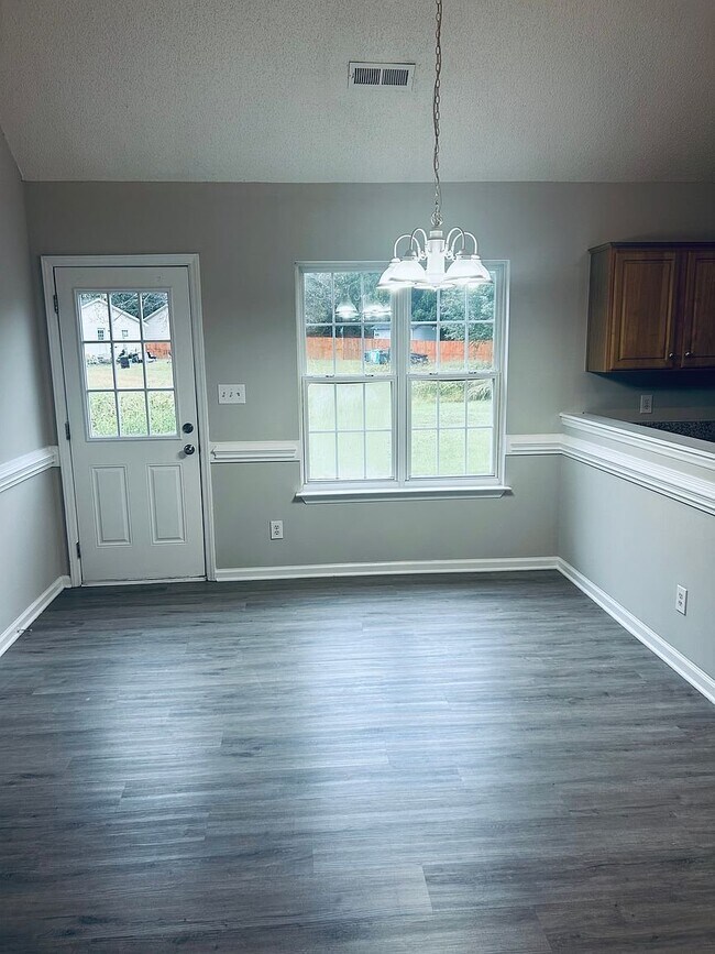 Building Photo - 804 Valley Creek Dr