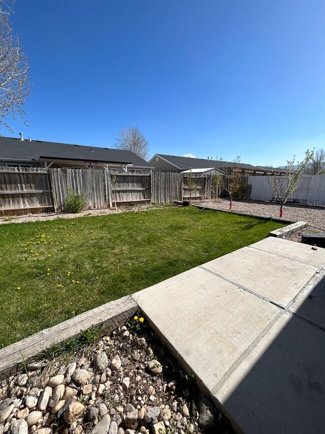 Building Photo - Charming Twinhome
