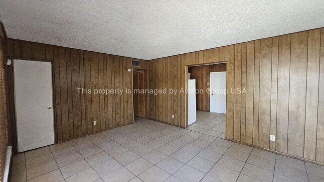 Building Photo - 1560 W 6th St