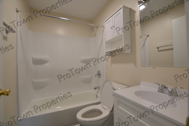 Building Photo - 509 W Oak Ave