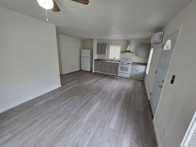 Foto del edificio - 2 bed 1 bath home close to town.