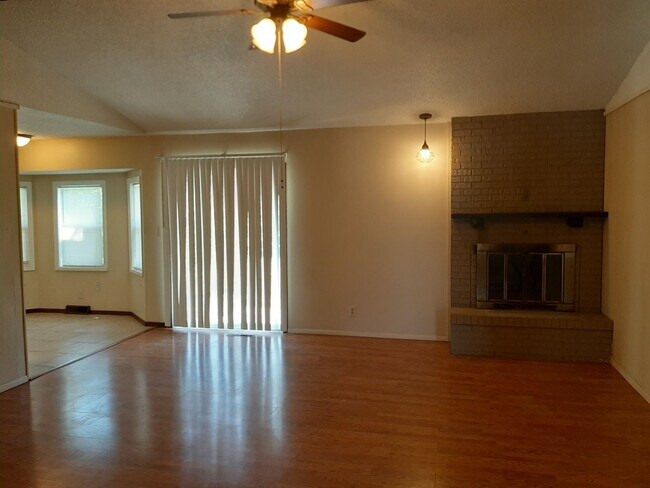 Building Photo - Nice 3 Bedroom 2 Bath close to the mall, h...