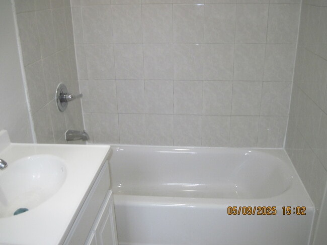 Bathtub - 185 Benziger Ave