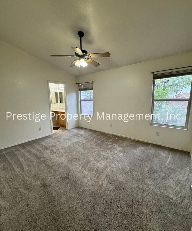 Foto del edificio - Charming West 2 Bedroom/ 2 Bathroom with a Den is  Waiting For You To Call Home!!