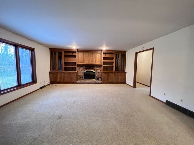 Building Photo - Large Home in Forest Hills School District