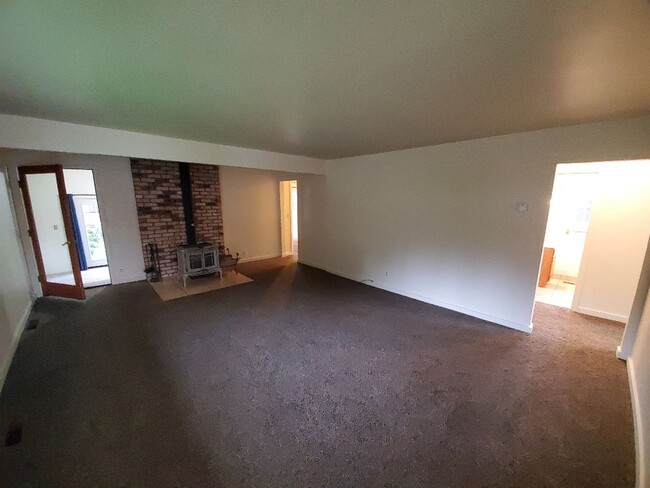 Building Photo - 4-Bedroom home located close to the Eureka...