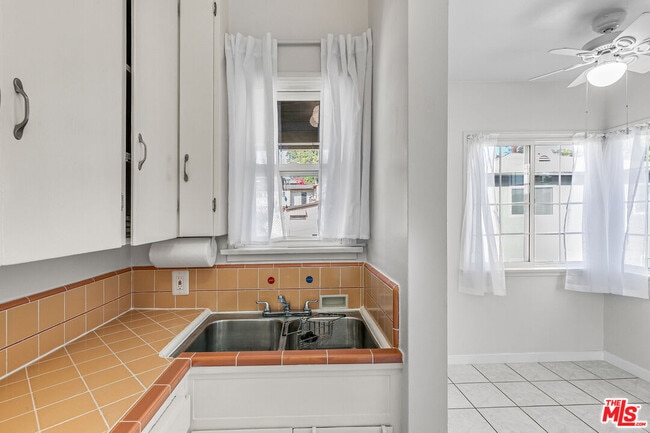 Foto del edificio - 4537 College View Ave