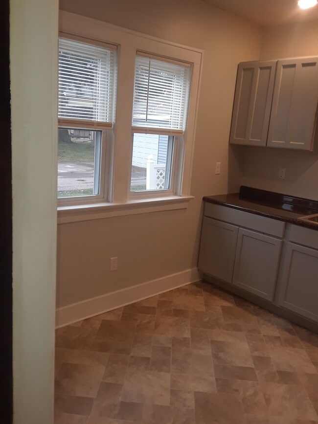 Kitchen - 312 Chautauqua Blvd