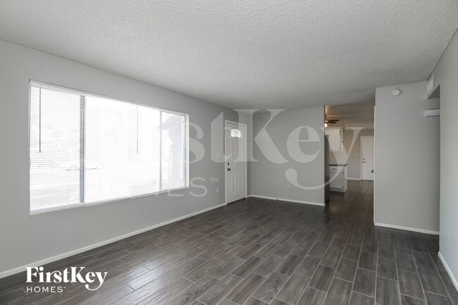 Building Photo - 5909 S Palm Dr