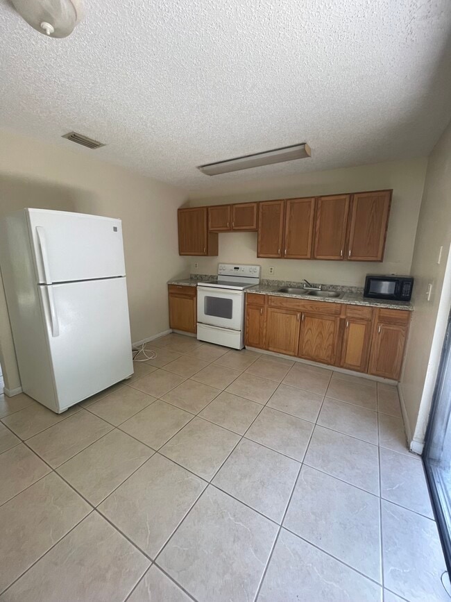 Building Photo - 1639 Barbarie Ln