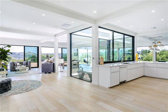 Foto del edificio - 9653 Highridge Dr