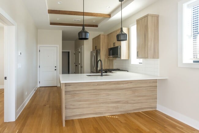 Building Photo - 4952 N Oakley Ave