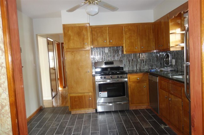 Foto del edificio - 75 Corbin Ave