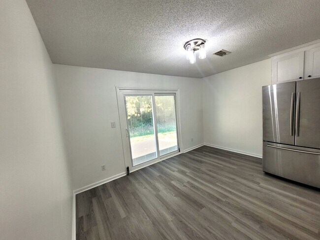 Foto del edificio - Adorable 2 Bed/1 Bath Condo - One Story - ...