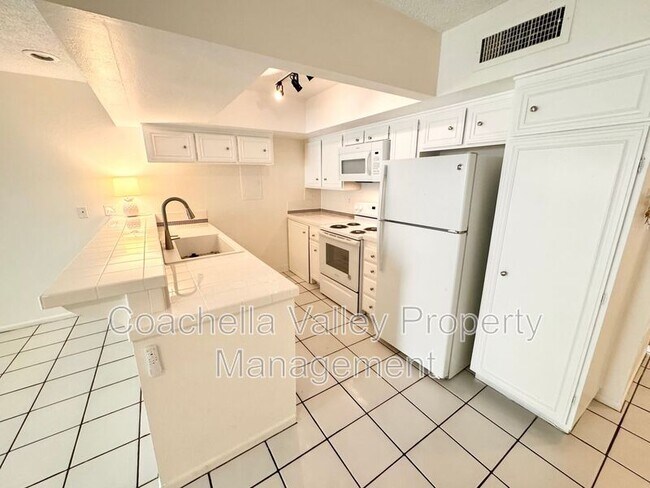 Foto del edificio - 1655 E Palm Canyon Dr