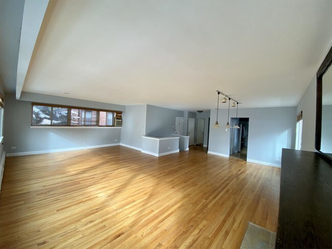 Building Photo - 2614 W Greenleaf Ave