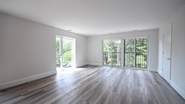 Building Photo - Gorgeous Condo Overlooking Victoria Park