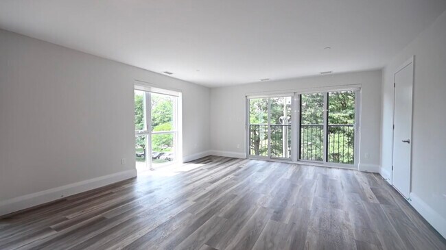 Photo du bâtiment - Gorgeous Condo Overlooking Victoria Park
