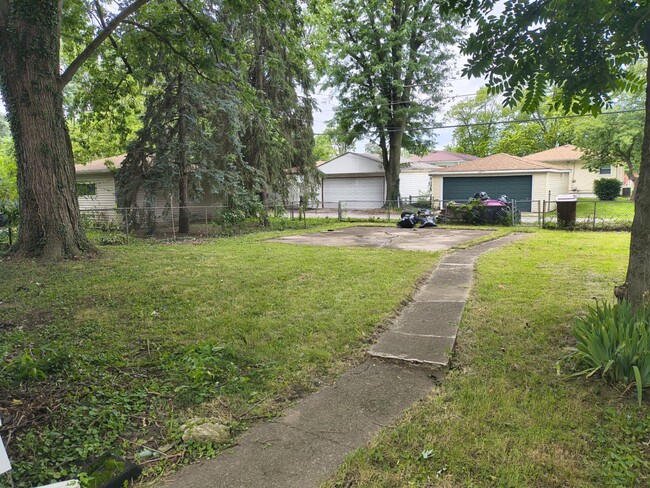 Building Photo - 16872 Shea Ave