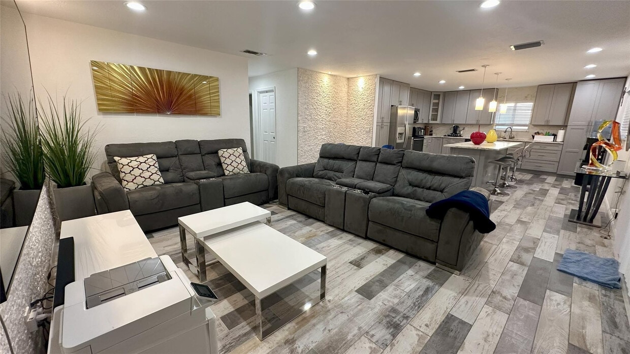 Foto principal - 4751 NE 10th Ave