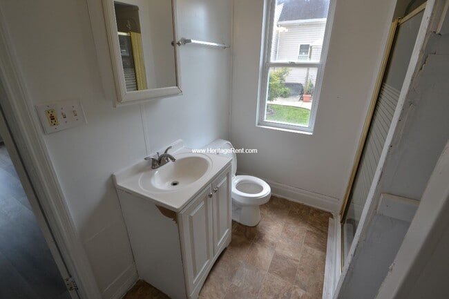 Building Photo - Latonia Home with off Street Parking and L...