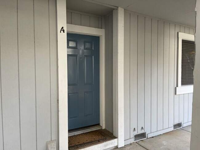 Photo - Wonderful lower level Condo with Laminate ...