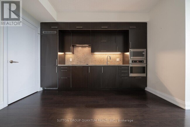 Photo du bâtiment - 5 Sheppard Ave E