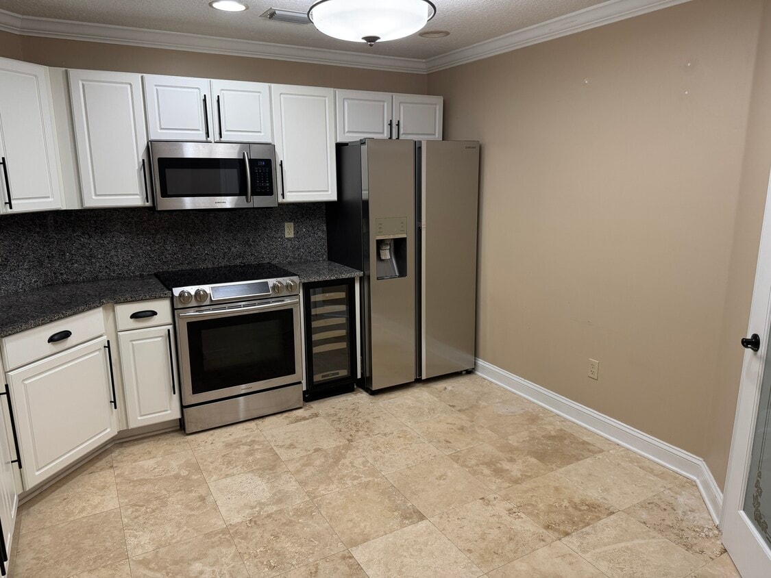 Building Photo - 300 Bermuda Bay Cir