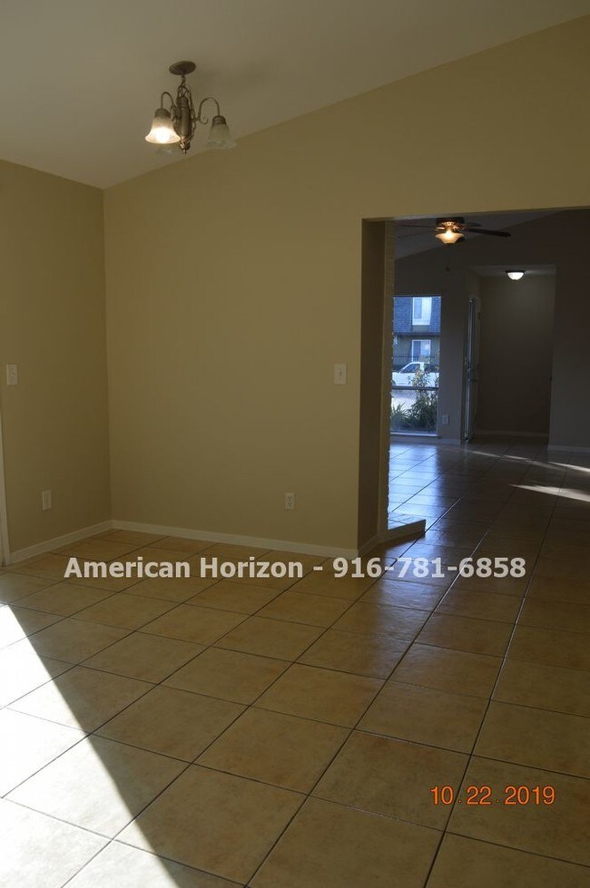 Building Photo - 10437 El Mercado Dr