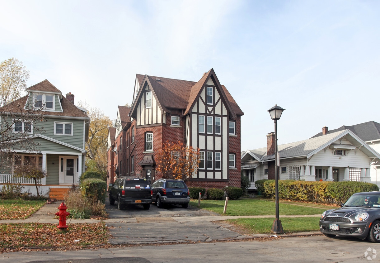 Primary Photo - 142 Saranac Ave