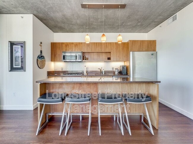 Foto del edificio - 1926 W Burnside St