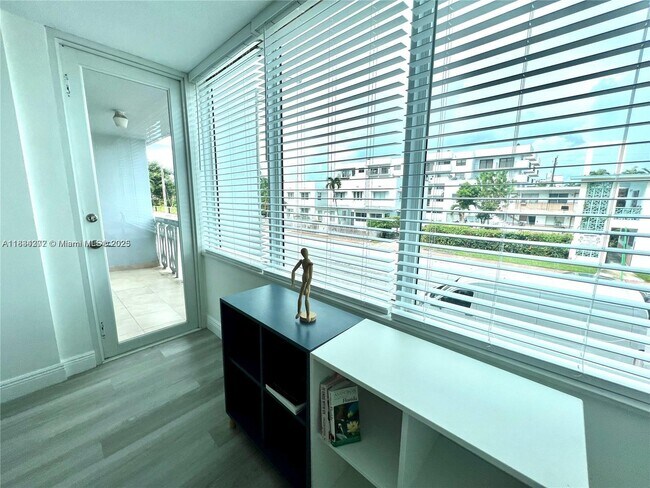 Foto del edificio - 8233 Harding Ave