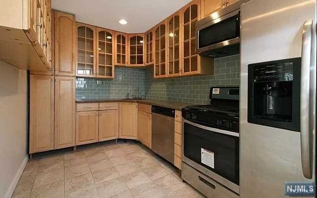 Foto del edificio - 351 Merritt Ave