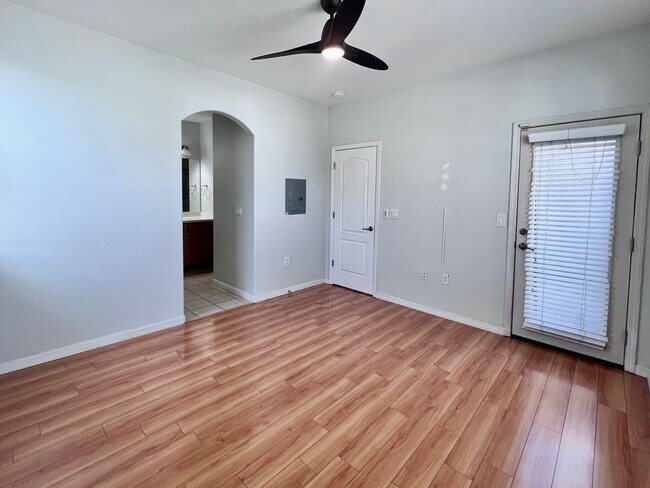 Foto del edificio - $2,295 Herndon & Armstrong, 2 Bedroom Cond...