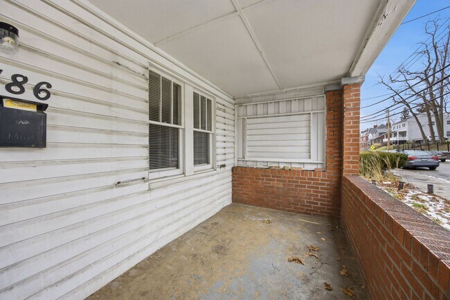 Foto del edificio - Charming 3-Bedroom Pittsburgh Home with Spacious Yard and Classic Porch