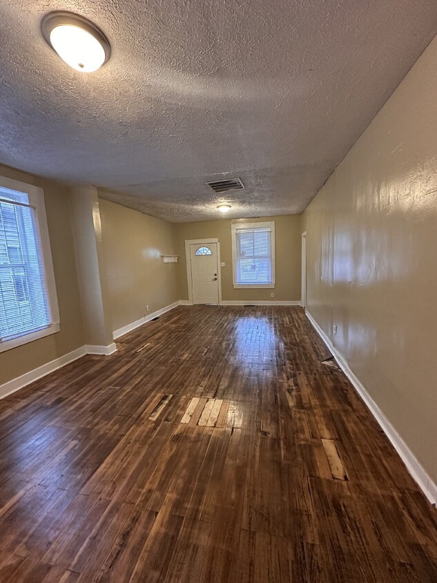 Building Photo - 4 Bedroom Southside Home