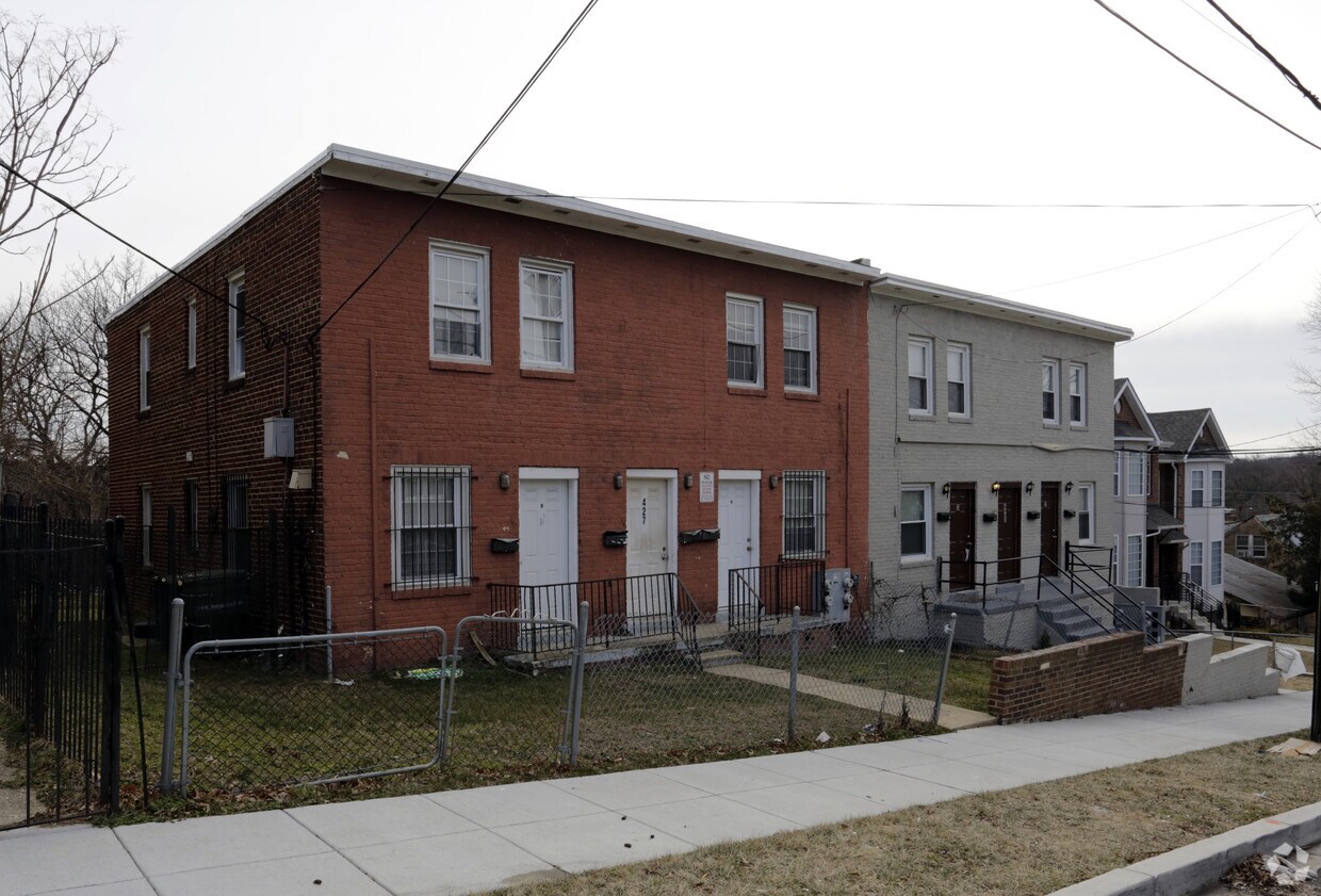 Building Photo - 425 60th St NE